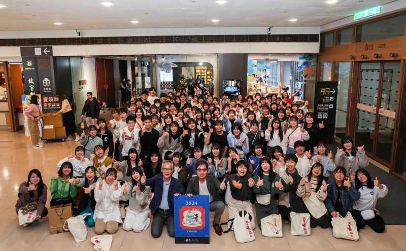 橘色惡魔來台的願望清單又打勾了一項，開心在故宮前合照留念。（文總提供）