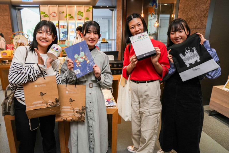 橘高校學生大逛故宮商店買紀念品。（文總提供）