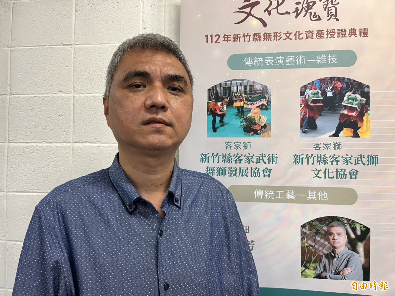 傳統工藝螺鈿保存者陳振芳，為新竹縣今年新登錄認定的無形文化資產。（記者廖雪茹攝）