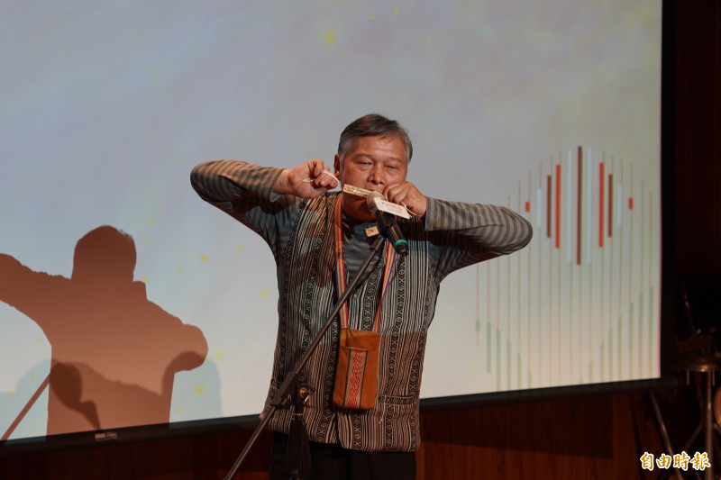 新竹縣泰雅族傳統樂器演奏（口簧琴、縱笛）保存者Along Yupas阿隆優帕司帶來口簧琴表演。（記者廖雪茹攝）