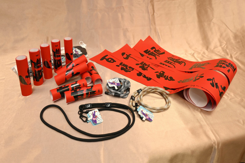 國美館將於春節期間辦理「限量書法大師墨寶春聯贈送」、「開春打卡趣」等活動。圖為書法名家李轂摩與張倍源的名家墨寶印製春聯及專為龍年製作的限量文創品。（國美館提供）