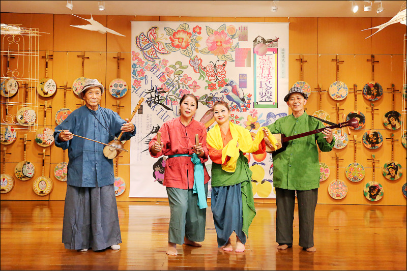 旭陽民俗車鼓劇團團長吳現山（右起）、吳鳳珠、張秀琴、王清標。（台灣月琴民謠協會提供）