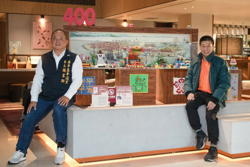 來自香港的林焯文（右）因喜愛安平而定居，他用積木說安平的故事。（台南大員皇冠假日酒店提供）