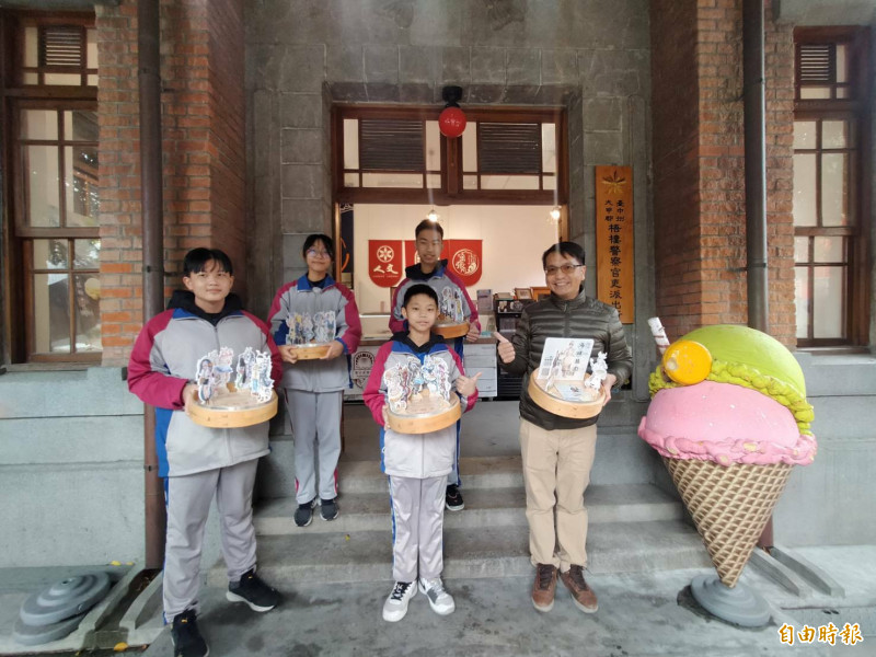 中港高中國中部美術班在梧棲出張所展出作品。（記者張軒哲攝）