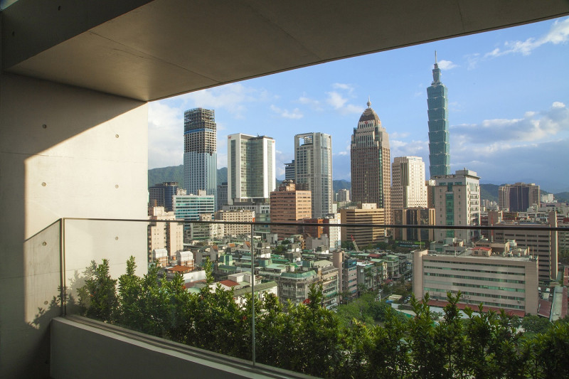 誠品行旅客房中擁有城市中難能可貴的戶外陽台，旅人們可以在這裡細細感受時間和天光雲影的變化。（誠品行旅提供）