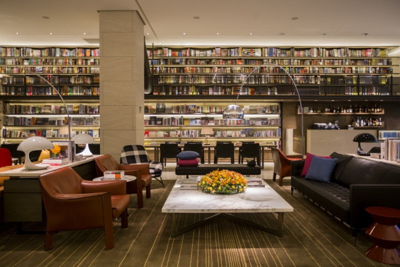 The Lounge大廳書坊共5千多冊選書的大面書牆，可供旅人恣意閱覽。（誠品行旅提供）