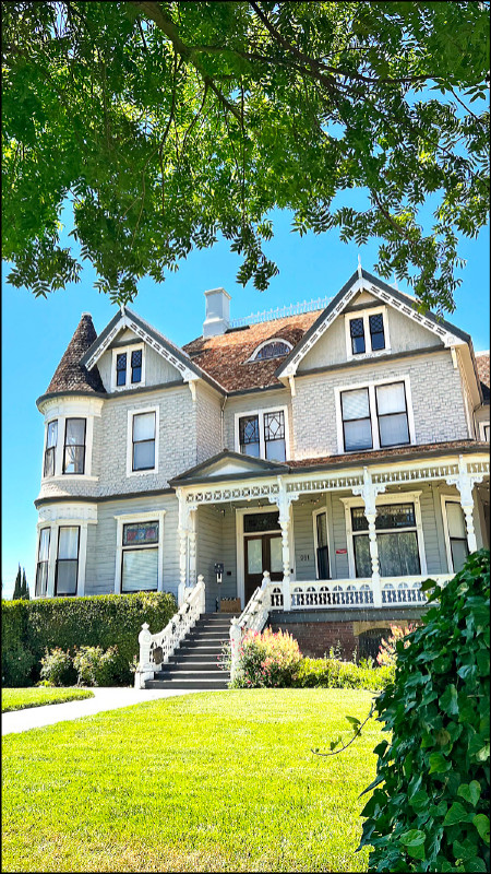 「雙尖屋頂」及「女巫帽塔樓」為安妮女王風格建築最具特色的設計。