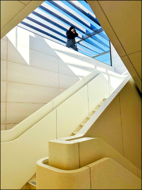 建築內的樓梯，由一整塊大理石雕刻而成，讓不少攝影師流連忘返。