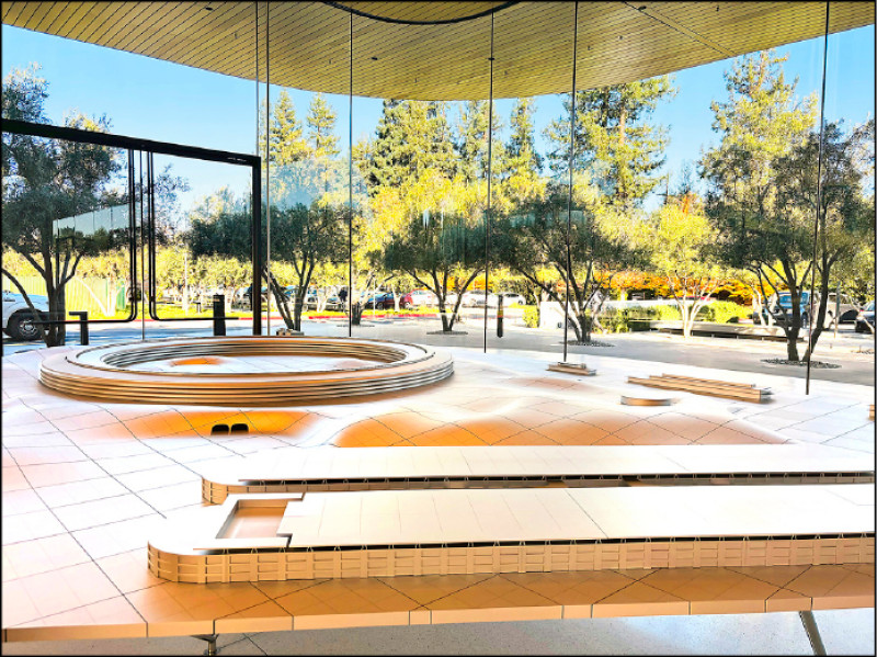 訪客中心設有園區的縮版模型，可透過AR擴充實境功能，一覽辦公室內部樣貌。