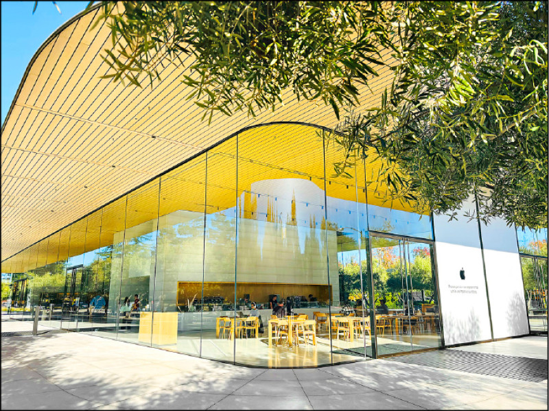 蘋果總部絕美的訪客中心，整座牆面全由巨大的玻璃帷幕組成。