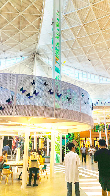 龍鱗屋頂留有微笑狀的天窗，日光可照射進來，以減少室內燈照需求。