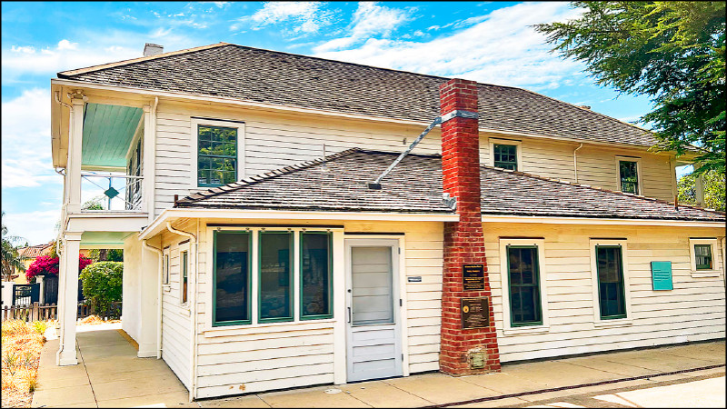 蒙特利殖民風格建築，兩層皆有環繞式門廊，以及四坡式的屋頂。