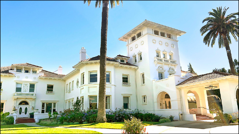 海耶斯宅邸為優雅的地中海復興式建築，特色為灰泥牆、紅瓦屋頂、拱形門窗。