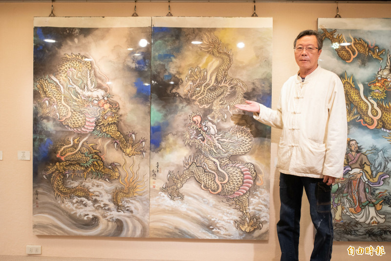 林劍峰作品〈升龍〉、〈降龍〉運用宣紙潑彩、油畫層層疊染創作龍首仰天、奔騰飛舞之姿。（記者歐素美攝）