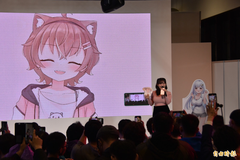 日本性感寫真女星天木純投入VTuber（虛擬偶像）活動，越洋來台參加動漫節，並與台灣人氣VTuber杏仁ミル（大螢幕）虛實同框，與台下粉絲真情互動。（記者吳柏軒攝）