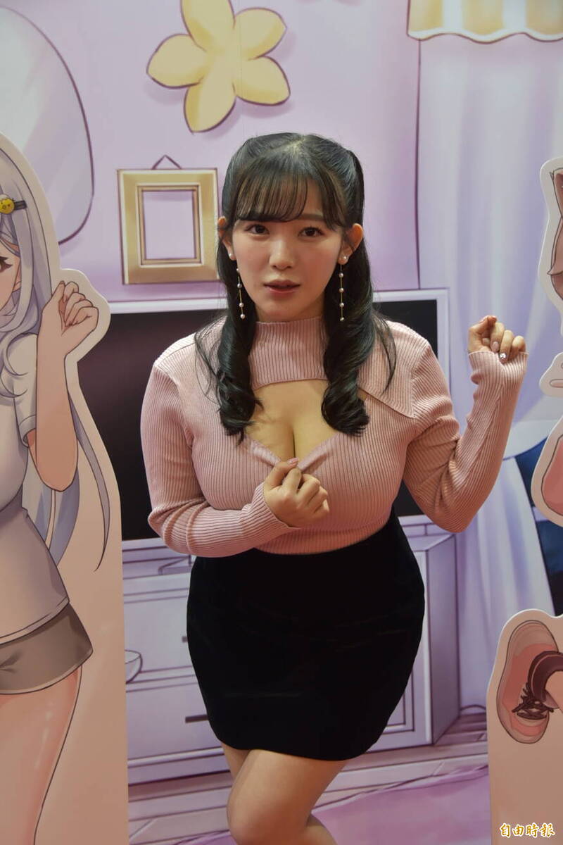 日本寫真女星天木純有I Cup好身材，時不時大方拉下衣領露出深溝，在炎熱的台北天氣下，讓粉絲眼睛大吃冰淇淋。 （記者吳柏軒攝）