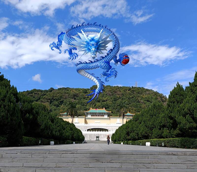故宮北院正館戶外廣場春節期間推出「故宮接龍—祥龍迎好運」拍照接龍遊戲，以AR擴增實境打造「好運龍龍」，此為示意圖。（故宮提供）