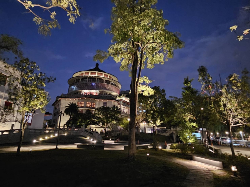 迎接重新開館，史博館整合南海學園正立面的廊帶景觀，重新整建夜間照明設備。（史博館提供）