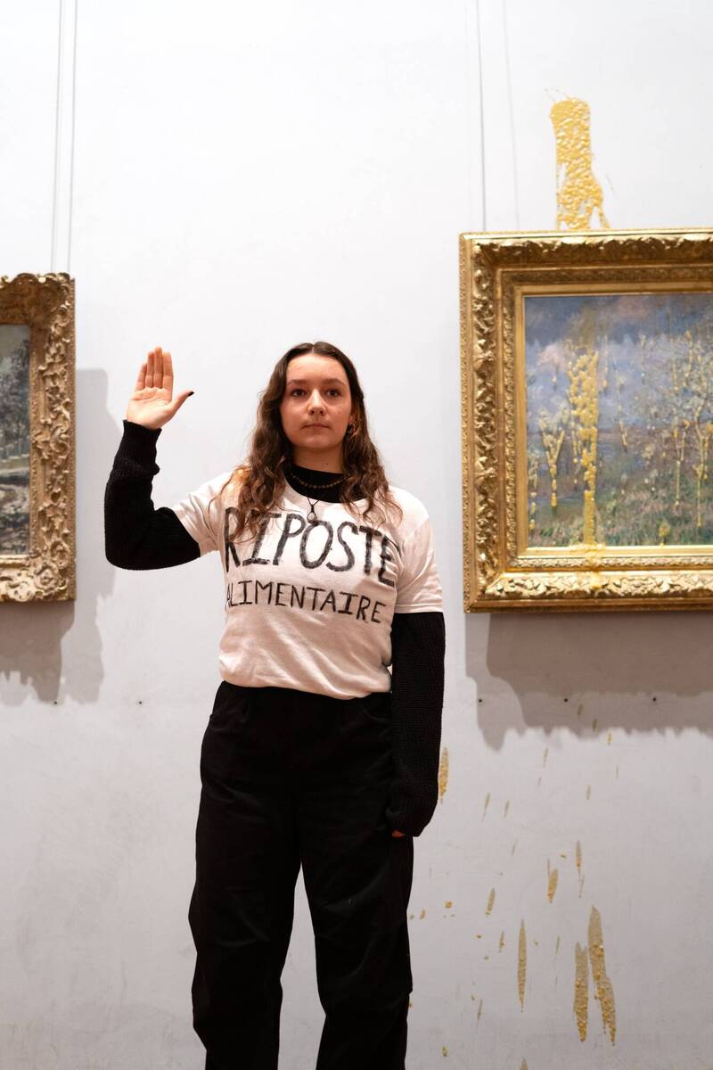 莫內名畫遭潑湯後，一名自稱伊洛娜（Ilona）的20歲女子表示：「我們必須立即採取行動，免得為時已晚。」（翻攝自社群平台X/Riposte Alimentaire）