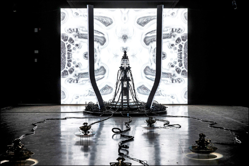 賴俊廷作品透過人造科技，與賽博格觀點架構出一種類似「龍」的形體。（北美館提供）