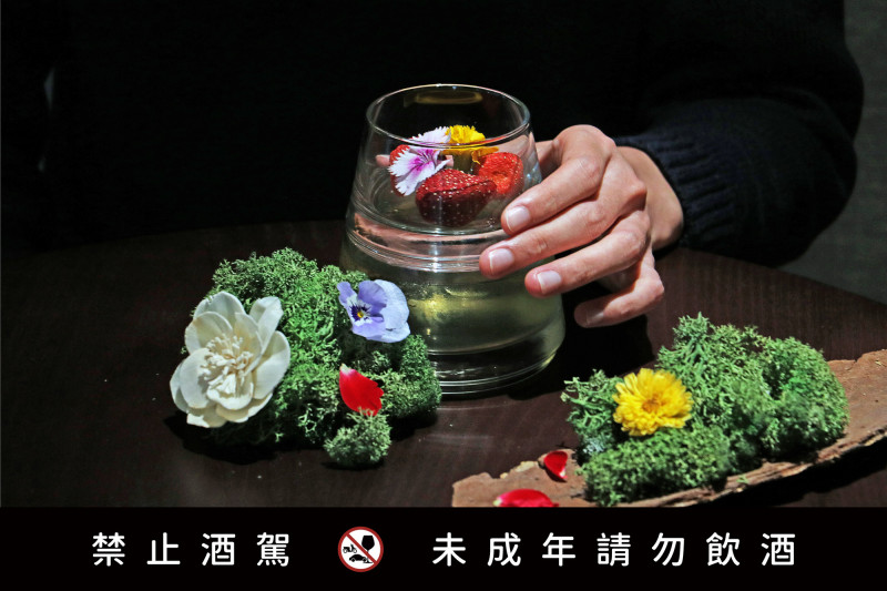 入住「花蜜微旅」專案贈送品LOUNGE花季特調飲品，享受泡湯後的微醺時刻。（北投老爺酒店提供）