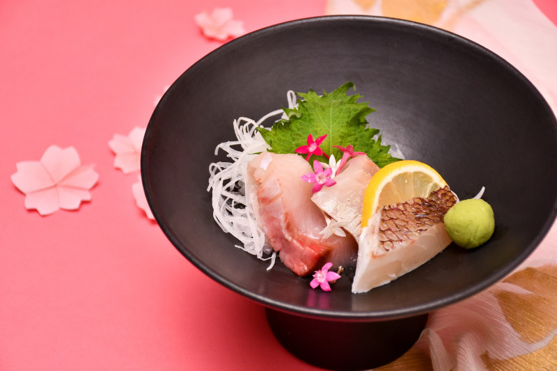 九重花間日本餐廳即日起從午間11：30開始營業，推出三點盛合生魚片、照燒羊肩排與櫻餅等春季限定的滋味。（涵碧樓提供）