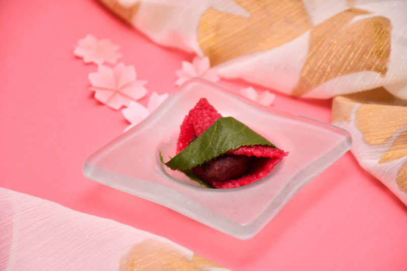 外層包裹著櫻葉的櫻餅，一口咬下，口口都是櫻葉香。（涵碧樓提供）