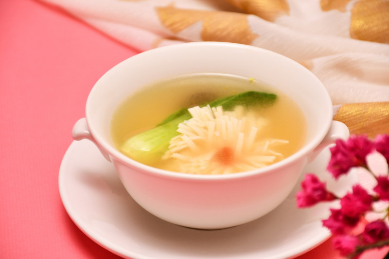 湖光軒中餐廳花見套餐以國宴名菜功夫「菊花豆腐」以櫻花入菜，端出「櫻香菊花豆腐」，如同菊花與櫻花在湯中搖曳共舞。（涵碧樓提供）