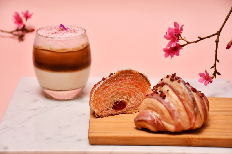 在浪漫與色彩的美好的季節裡，涵碧樓大廳酒吧推出玫瑰荔枝可頌搭配櫻花拿鐵，讓遊客在此享受美好時光。（涵碧樓提供）