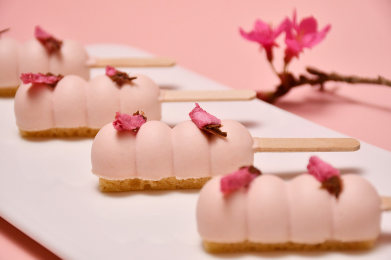 櫻花凍糕以柔美的櫻花做裝飾，讓每一口都是驚喜。（涵碧樓提供）