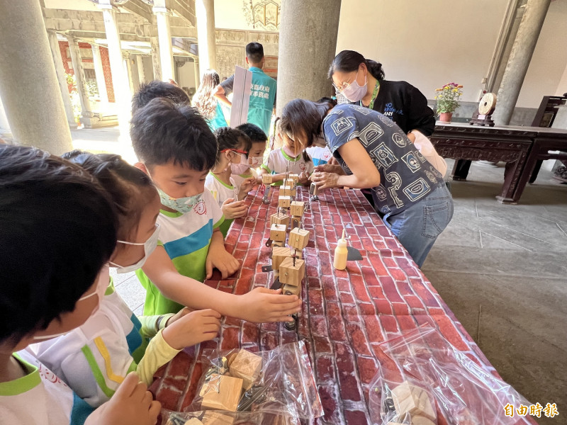 今年安排「鄉鄉有傳奇、堆堆有文化」手作DIY。（記者羅欣貞攝）