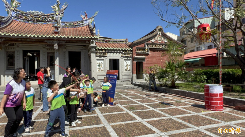 適合全齡體驗的弓箭尖炮城。（記者羅欣貞攝）