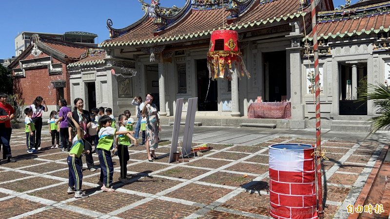 有趣的水球尖炮城。（記者羅欣貞攝）