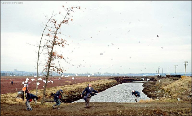 加拿大攝影師傑夫．沃爾〈突然起風〉（A Sudden Gust of Wind（after Hokusi））將首度來台展出。（高美館提供）