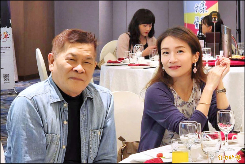 藝人澎恰恰（左）將為5月的「我想跟你說」母親節音樂會導聆；圖右為灣聲樂團首席梁茜雯。（記者凌美雪攝）