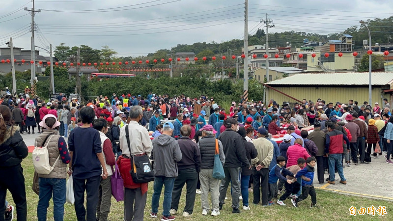 新竹縣寶山鄉「打中午」，吸引2000多名來客一起透過美食分享和交流福氣與好運。（記者黃美珠攝）