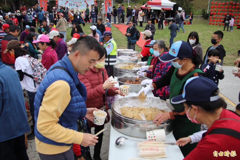 人力比較少的村落，來客自行夾取美食，讓寶山「打中午」的場景類似吃西式自助餐。（記者黃美珠攝）