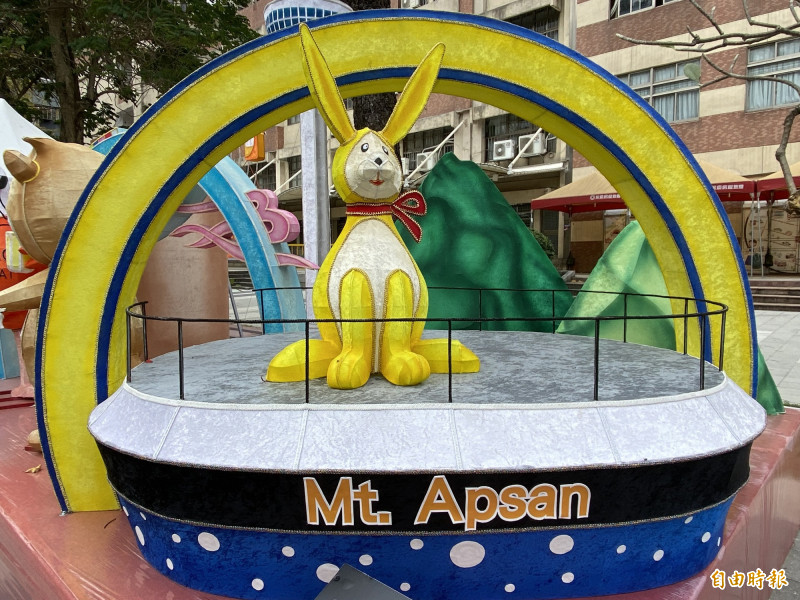 大邱花燈展現前山觀景台的兔子裝置藝術，這裡已成為旅人必拍景點。（記者周幸叡攝）