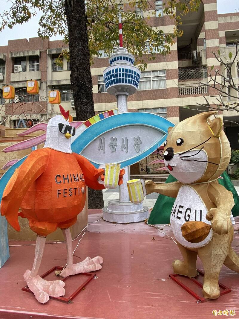 大邱是韓式炸雞發源地，有「韓式炸雞聖地」之稱，每年夏季舉辦「大邱炸雞啤酒節」。 （記者周幸叡攝）