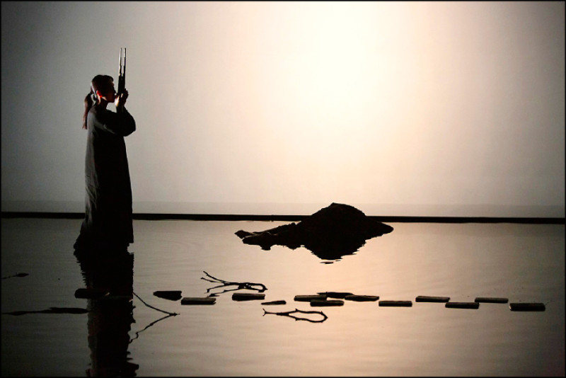 《TIME》帶領觀眾走入一場夢幻能劇，日本現代舞大師田中泯、享譽國際的笙演奏家宮田真弓、舞者石原淋將同台演出。（©Sanne Peper，台中國家歌劇院提供）