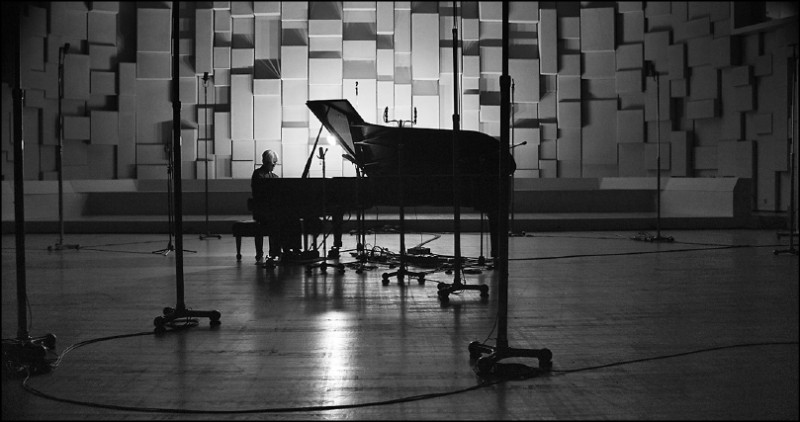 《坂本龍一：OPUS》片中可見坂本龍一獨坐舞台緩緩演奏。（采昌國際多媒體提供）