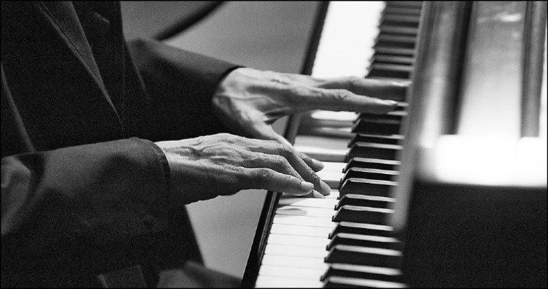 坂本龍一生前所進行的最後一場音樂會電影《坂本龍一：OPUS》。（采昌國際多媒體提供）