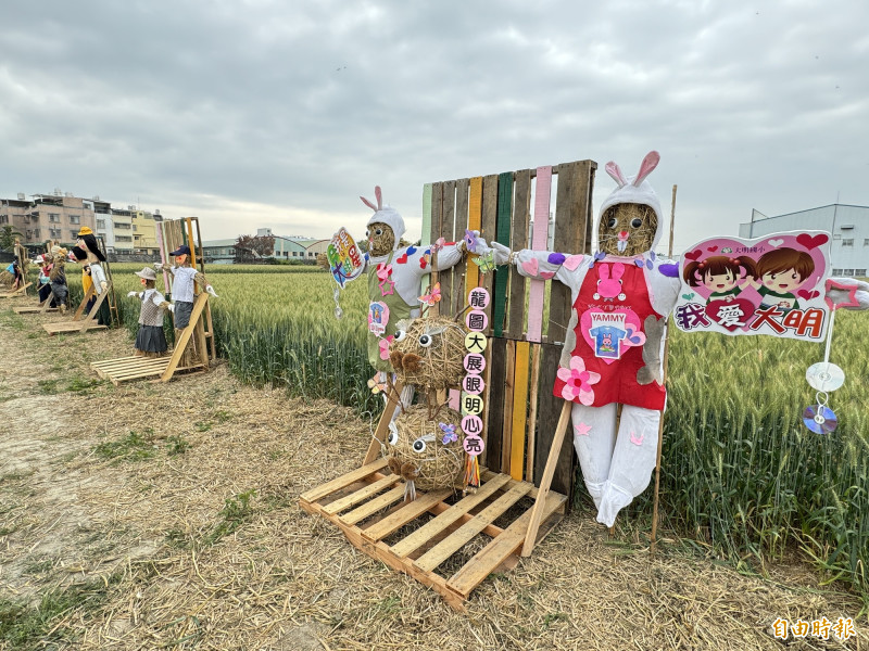 「小麥產業文化節」由大雅區各國中小學創作的稻草人。（記者歐素美攝）