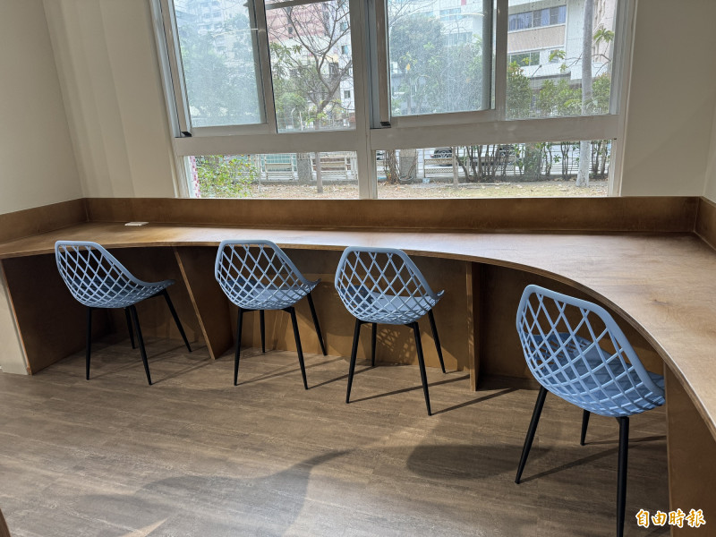 漁網意象的閱讀坐椅。（記者許麗娟攝）