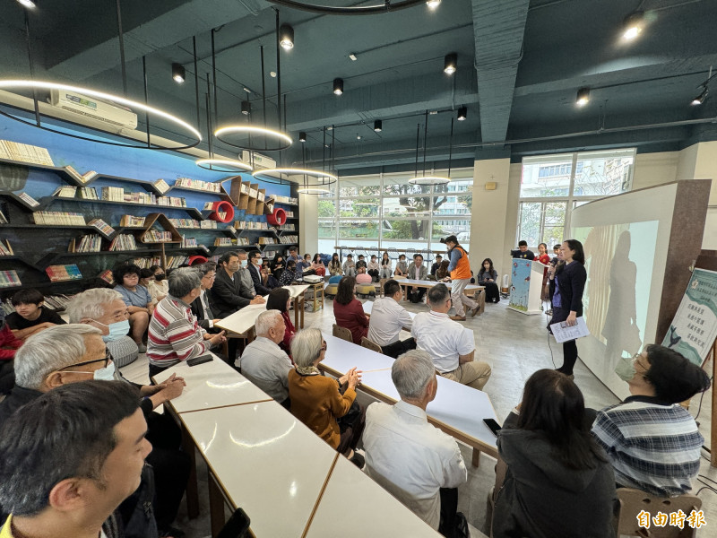 成功國小社區共讀站揭牌啟用，附近鄰里也受邀分享喜悅。（記者許麗娟攝）