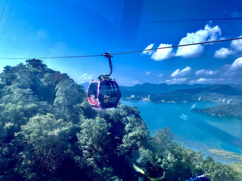 趁春光明媚時搭乘纜車，從湖上高空俯瞰，盡收湖光山色之美。（九族文化村提供）