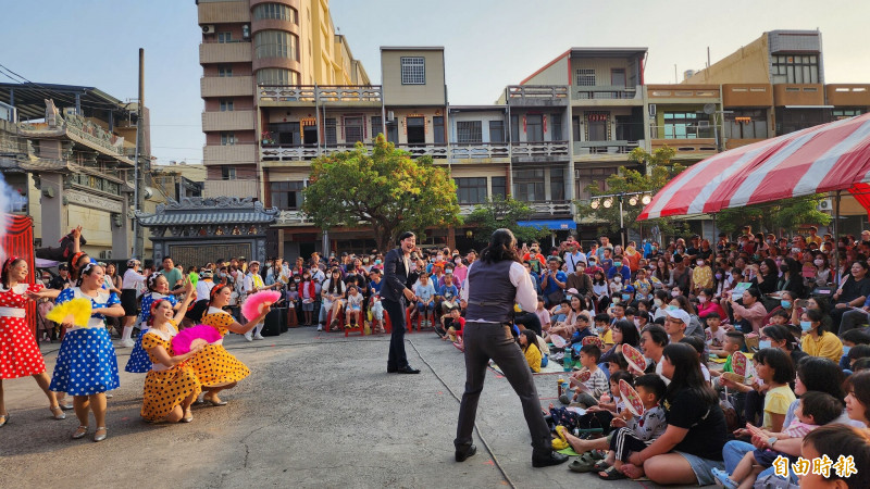 「阿猴落地掃 屏東大小事」每個故事橋段都玩得很瘋，大人小孩笑開懷。（記者凌美雪攝）
