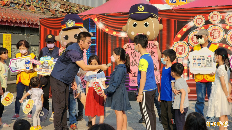 屏東刑警在演出前的反詐騙宣導有獎徵答，小朋友踴躍參與。（記者凌美雪攝）