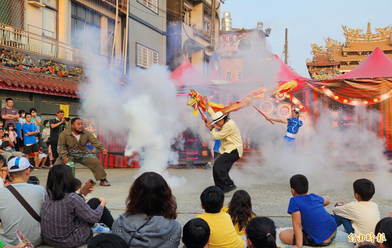 「落地掃」演出與觀眾幾乎零距離，氣氛熱烈。（記者凌美雪攝）