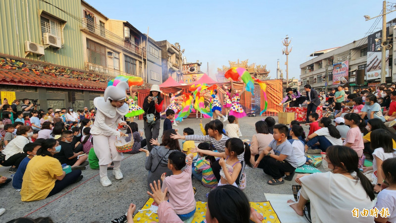 紙風車屏東「阿猴落地掃」太好玩  縣長周春米驚喜許大願